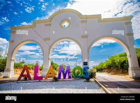 Letras de colores en la entrada de la ciudad turística de Alamos