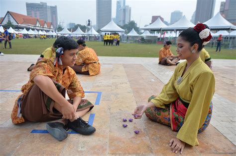 Gasing Gambar Permainan Tradisional Melayu Permainan Tradisional