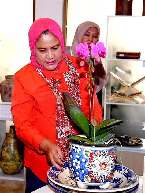 Tinjau Dekranasda Provinsi Jabar Ibu Iriana Dan Oase Kim Motivasi Para