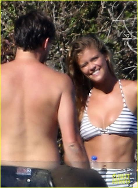 Leonardo DiCaprio Nina Agdal Have A Steamy Makeout Session In Malibu