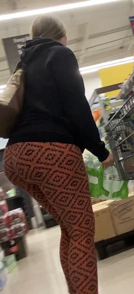 Huge Ass Pawg In Patterned Leggings Spandex Leggings Yoga Pants