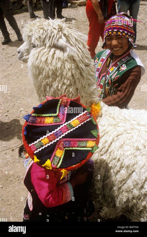 Peruanische Kinder Mit Traditionellen Lamas Wollm Tzen Wollenen