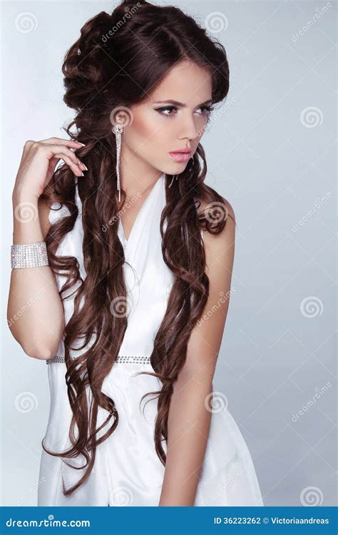 Belle Femme Avec De Longs Cheveux Bruns Portant Dans Lisolant Blanc De