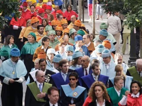 El traje académico novedad en el acto de apertura del curso