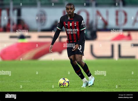 Pierre Kalulu De L Ac Milan Contr Le Le Ballon Pendant Le Match De