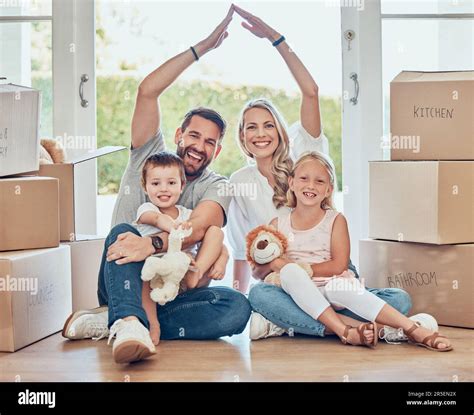 Portrait D Une Famille Heureuse D Une Nouvelle Maison Et D Un Toit