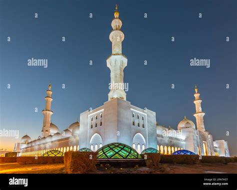 Sheikh Zayed Grand Mosque architecture in the evening Stock Photo - Alamy