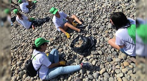 Contaminación ambiental con plástico Recogen media tonelada de basura