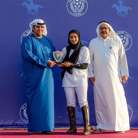 Saeed Bin Hamdan Bin Rashid Al Maktoum Entregando Del Trofeo De Polo A Alia Bint Marwan Bin