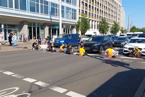 Mitten Im Feierabendverkehr Letzte Generation Legt Stra En In Leipzig Lahm