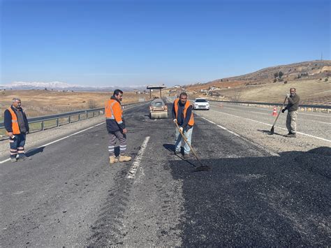 Kahramanmara Ta Depremde Hasar G Ren Kara Yollar Onar L Yor