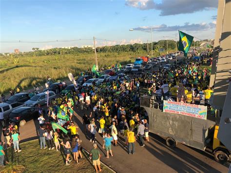 Manifestantes Realizam Atos Em Apoio Ao Governo Bolsonaro Em Rond Nia