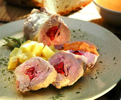 Solomillo De Cerdo Relleno Con Salsa De Pimientos Del Piquillo