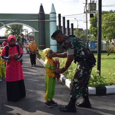 Yonarmed 12 Kostrad Memperkenalkan Wawasan Militer Sejak Dini Divisi