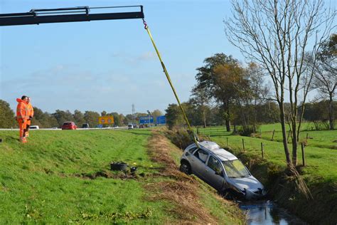 Auto Raakt Van De Weg Ramt Verkeersbord En Belandt In Sloot N R