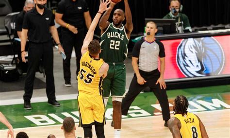 Khris Middleton hits game-winning jumper to lift Bucks to OT victory