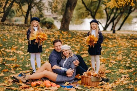 Una gran familia en un picnic en otoño en un parque natural gente feliz