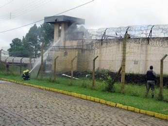 G1 Presos quebram paredes e queimam colchões em rebelião em Vacaria