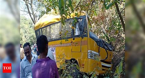 4 Students Injured As School Bus Crashes Into Tree In Palghar Thane