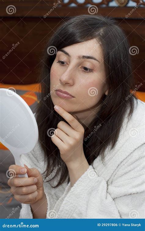 La Jeune Femme Regarde Dans Le Miroir Photo Stock Image Du Femme