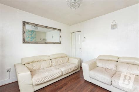 Dagenham 2 Bed Terraced House Bennetts Castle Lane Rm8 To Rent