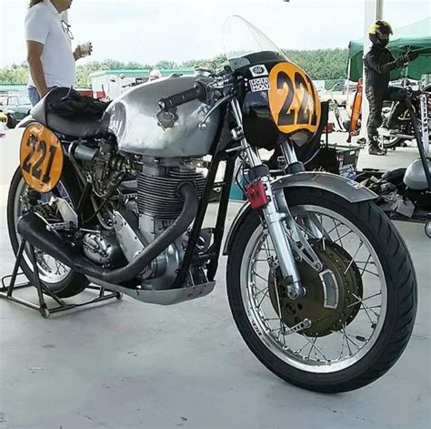 Pin By Quique Maqueda On British Bikes Cafe Racer Motorcycle Cafe