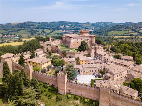 25 Jaw-Dropping Fortresses and Castles in Italy