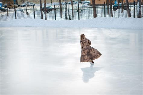 Patinadora Art Stica No Gelo A Garota Est Patinando Gelo Sob O C U