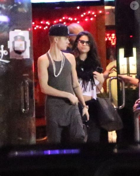 Photo Justin Bieber Et Selena Gomez à La Sortie Dun Restaurant à Los Angeles Le 16 Novembre