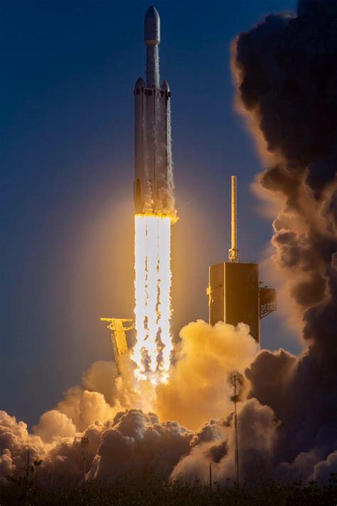 È un successo la prima missione commerciale del razzo Falcon Heavy di