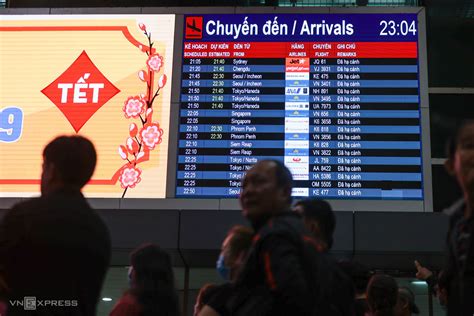 Tan Son Nhat Airport Is Crowded With Overseas Vietnamese Vietnam News