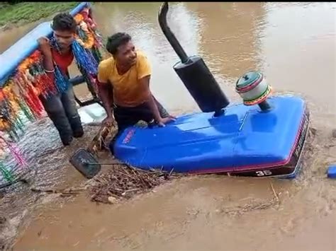 Shivpuri Negligence Tractor Stuck In River Wahab Driver Saved Life