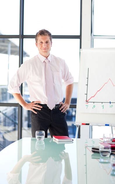 Hombre De Negocios Confidente Dando Una Presentaci N Foto Premium