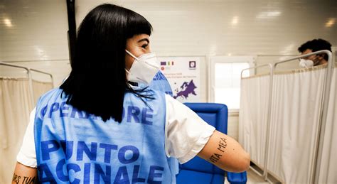 Vaccini terza dose è caos a Napoli la metà dei sanitari decide di