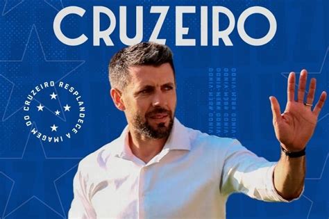 Cruzeiro acerta o técnico uruguaio Paulo Pezzolano por um ano