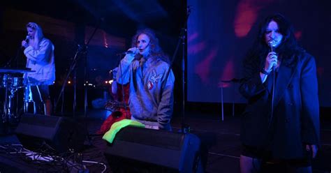 Pred Ljudi Putinove Oponentkinje Iz Grupe Pussy Riot Nastupile U