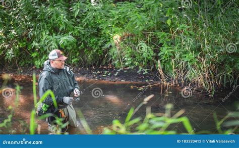 Un Pescador Atrapa Hilando En Los Alcantarillas Pesca De Trucha Foto