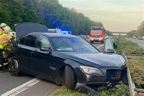 BMW Kracht Auf A2 Bei Castrop Rauxel In Leitplanke