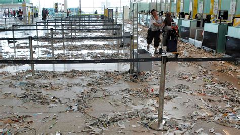 Fotos Funcionários do aeroporto de Barcelona espalham papéis picotados