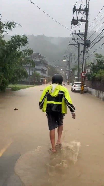 雨彈狂襲新店 「土石沖刷」道路如黃河 新潭路雙向交通受阻 Youtube