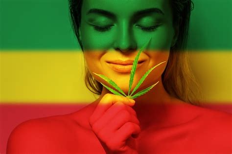 Retrato De Mujer Hermosa Con Una Hoja De Cannabis En Los Colores De La