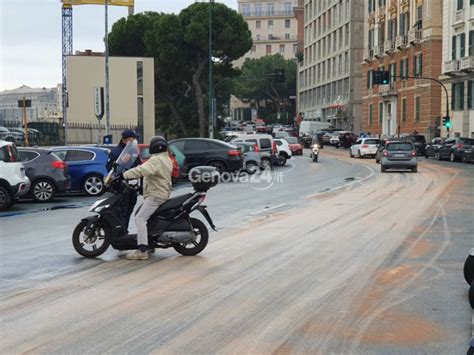 Carignano Camion Perde Gasolio Sulla Strada Traffico In Tilt In Via