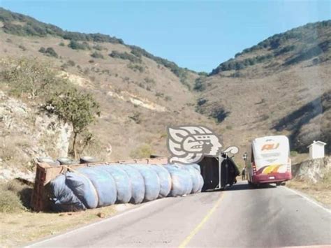 Vuelca tráiler en las Cumbres de Acultzingo rapiñeros roban toda la carga