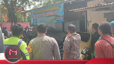 Truk Tangki Air Terperosok Ke Selokan Kernet Tewas Tergencet Di Jember