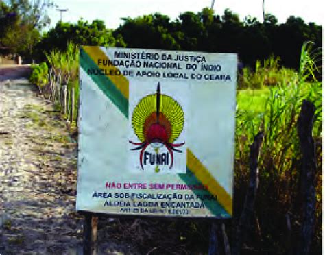 Placa da Fundação Nacional do Índio FUNAI na entrada da Terra