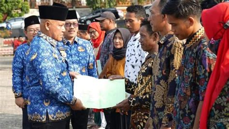 Bupati Lampung Selatan Serahkan Sertifikat Bedah Rumah Program Geserbu