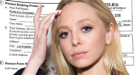 Mr Robot Star Portia Doubleday Claims Shes Being Extorted