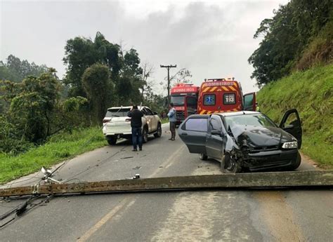 Carro Bate Contra Poste E Estrutura Cai Sobre Outro Ve Culo Em Rio Dos