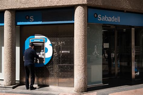 Banca Discriminación Mayores Pese A La Obligación De Atención