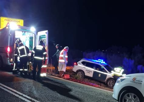 Herido tras caer por un terraplén y quedar atrapado en su vehículo en